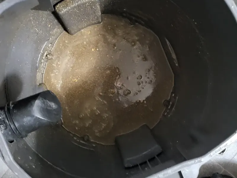 금정구 석션 장비 통에 빨려 나온 오수와 찌꺼기